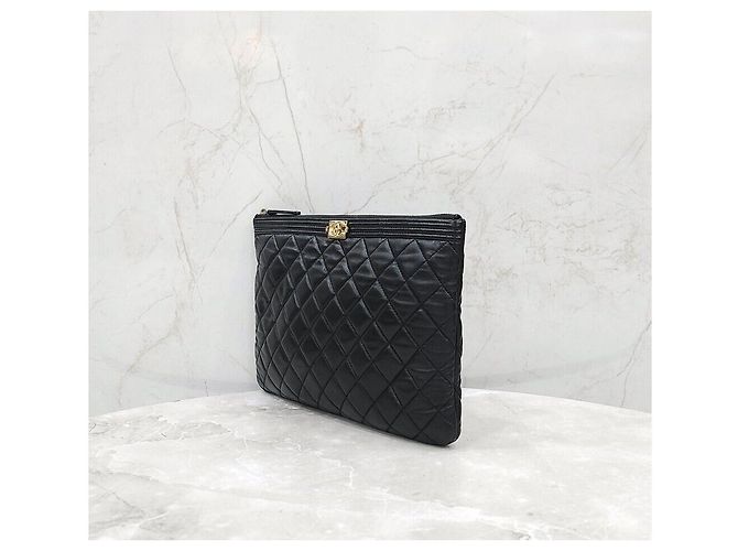 Chanel Boy Clutch aus Lammleder, Schwarz, Goldton, Größe Medium - Ansicht 2