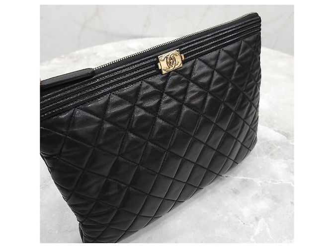 Chanel Boy Clutch aus Lammleder, Schwarz, Goldton, Größe Medium - Ansicht 4
