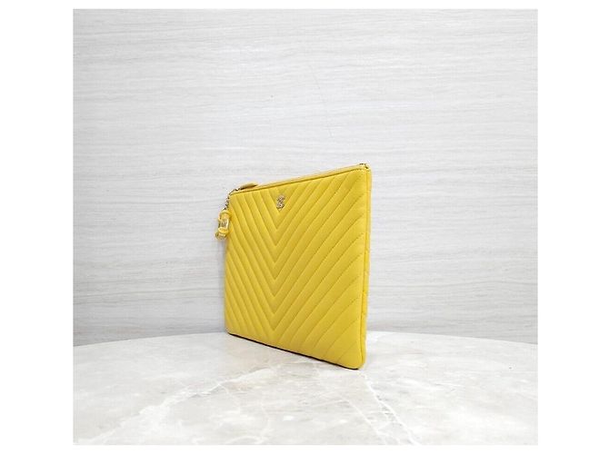 Chanel Clutch Chevron Medium Gialla con finiture dorate - vista 2