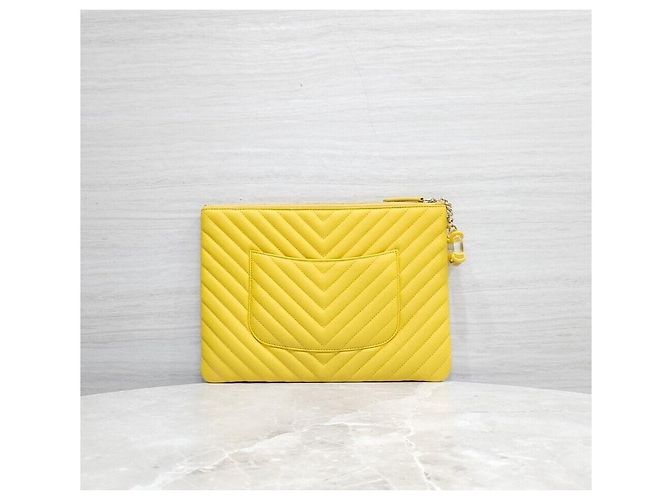 Chanel Clutch Chevron Medium Gialla con finiture dorate - vista 3
