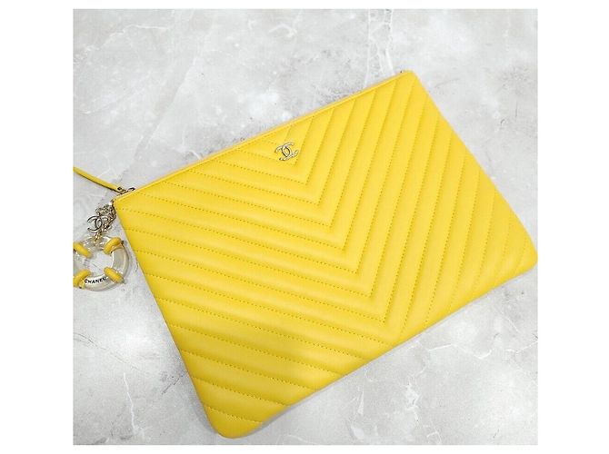 Chanel Clutch Chevron Medium Gialla con finiture dorate - vista 4