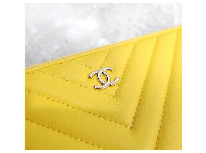 Chanel Clutch Chevron Medium Gialla con finiture dorate - vista 5