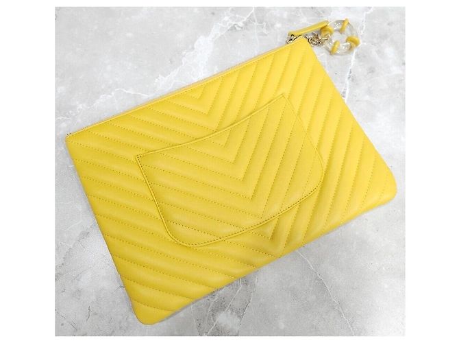 Chanel Clutch Chevron Medium Gialla con finiture dorate - vista 7