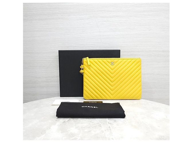 Chanel Clutch Chevron Medium Gialla con finiture dorate - vista 9