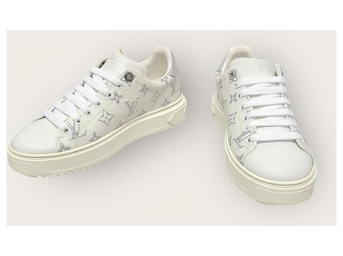 Louis Vuitton Sneakers Timeout con Logo Bianco e Argento - vista 3