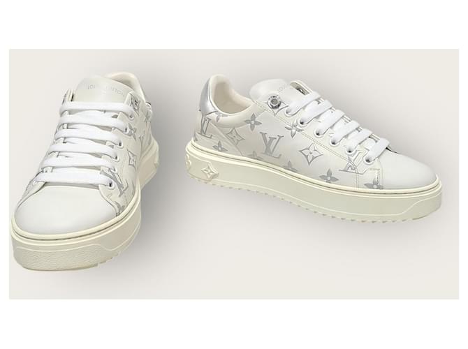 Louis Vuitton Sneakers Timeout con Logo Bianco e Argento - vista 4