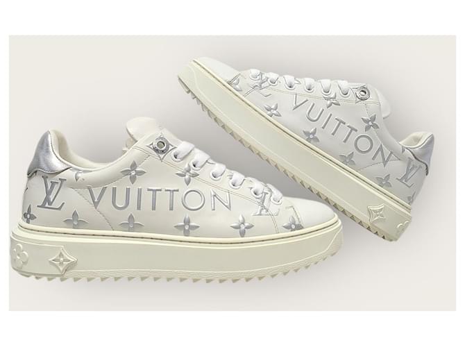 Louis Vuitton Sneakers Timeout con Logo Bianco e Argento - vista 5