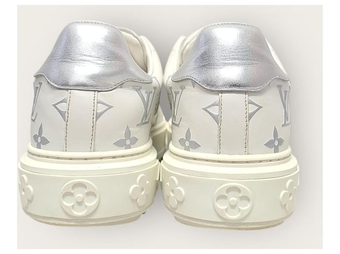 Louis Vuitton Sneakers Timeout con Logo Bianco e Argento - vista 7