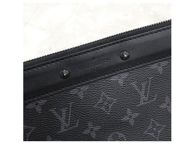 Louis Vuitton Clutch Eclipse Monogram Pochette To Go Preto - vista 4