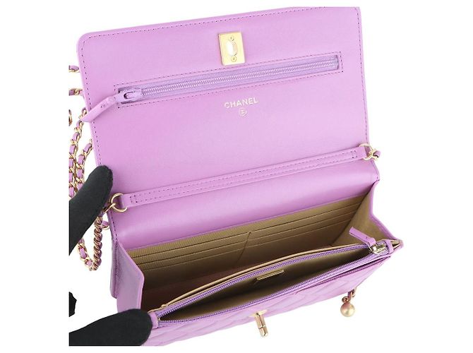 Chanel Bolsa transversal Classic WOC em pele de cordeiro com corrente de bolas dourada Roxo - vista 7
