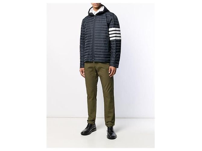 Thom Browne Jaqueta de pluma leve com capuz e braçadeira diagonal Preto - vista 2