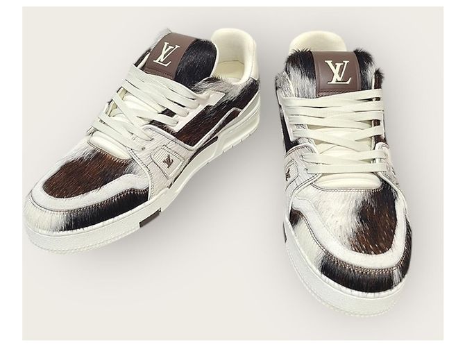 Louis Vuitton Sneaker LV Trainer in scamosciato marrone Pharrell - vista 3