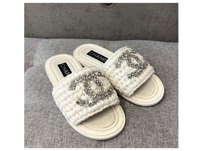 Chanel Sandali e Ciabatte CC Crystal Logo White Bianco - vista 2