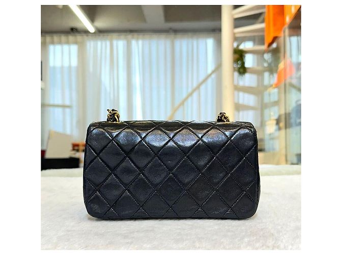 Chanel Mini borsa a tracolla con catena in matelassé di agnello nera con finiture dorate Nero - vista 2