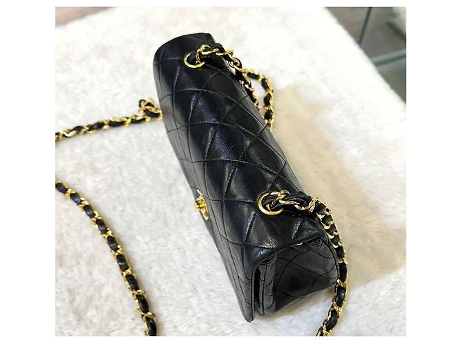 Chanel Mini borsa a tracolla con catena in matelassé di agnello nera con finiture dorate Nero - vista 5