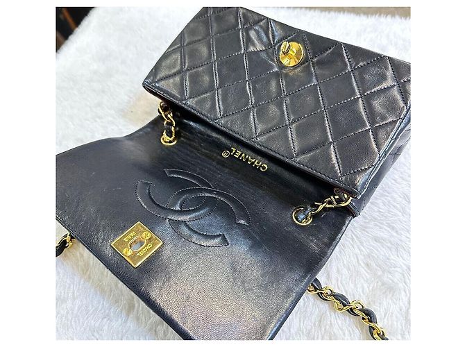 Chanel Mini borsa a tracolla con catena in matelassé di agnello nera con finiture dorate Nero - vista 6