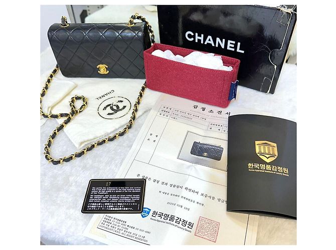 Chanel Mini borsa a tracolla con catena in matelassé di agnello nera con finiture dorate Nero - vista 8