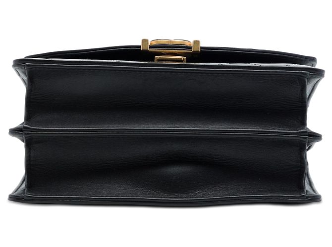 Chanel Black CC Matelassê Verniz Sanfona com Fecho Pushlock e Alça de Mão Preto - vista 3
