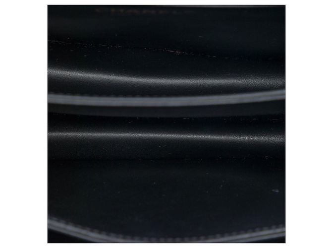 Chanel Black CC Matelassê Verniz Sanfona com Fecho Pushlock e Alça de Mão Preto - vista 4