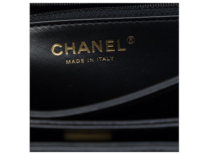 Chanel Black CC Matelassê Verniz Sanfona com Fecho Pushlock e Alça de Mão Preto - vista 5