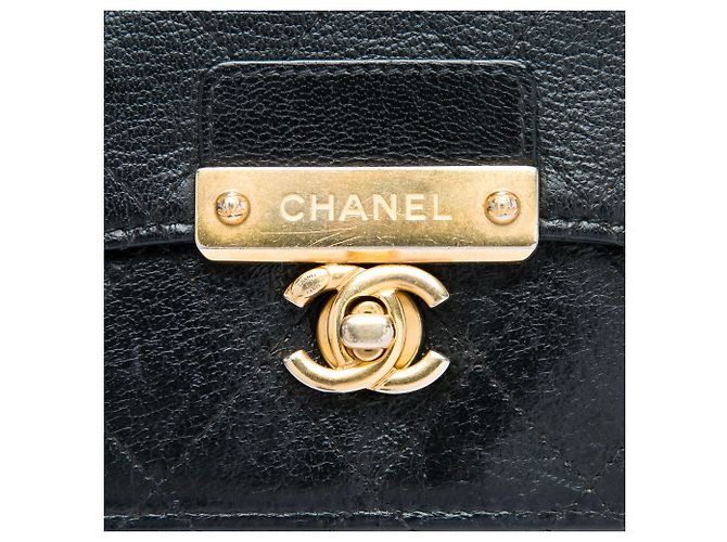 Wallet On Chain Cartera con cadena Chanel en piel de cabra negra con costuras y CC dorado Negro - vista 6