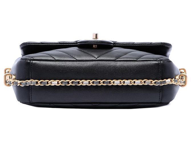Chanel Mini Retangular Chevron em Pele de Cordeiro Preta com Corrente em Volta da Aba Preto - vista 3