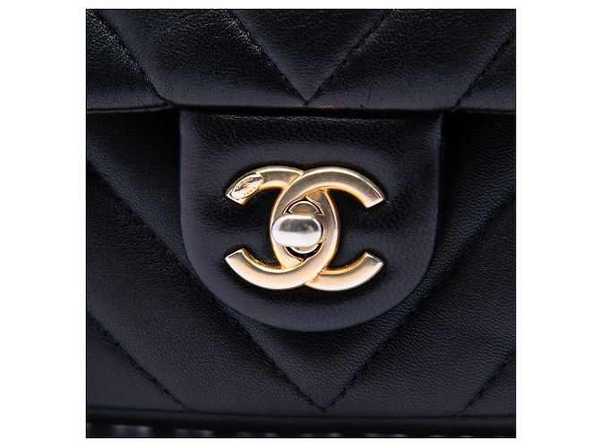 Chanel Mini Retangular Chevron em Pele de Cordeiro Preta com Corrente em Volta da Aba Preto - vista 5