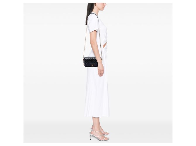Chanel Mini Retangular Chevron em Pele de Cordeiro Preta com Corrente em Volta da Aba Preto - vista 6