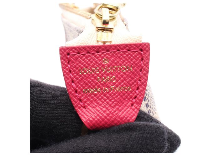 Louis Vuitton Mini Pochette Accessoires Giraffe en Damier Azur blanco - vista 4