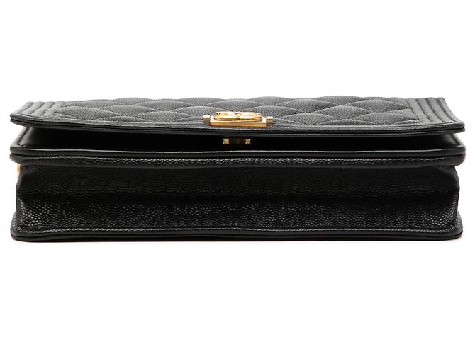 Portefeuille Boy Chanel en caviar matelassé noir avec chaîne - vue 3