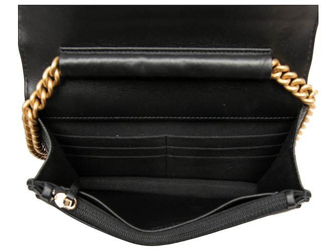 Portefeuille Boy Chanel en caviar matelassé noir avec chaîne - vue 4