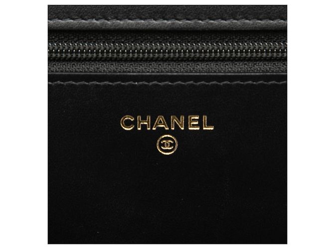 Portefeuille Boy Chanel en caviar matelassé noir avec chaîne - vue 5