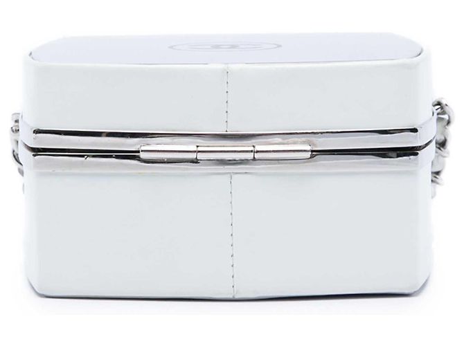 Clutch Beauty Case in Capretto Patentato Bianco Chanel con Catena - vista 3