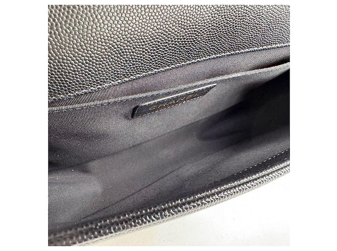 Bolso bandolera Boy de Chanel en piel de becerro granulado negro - vista 10