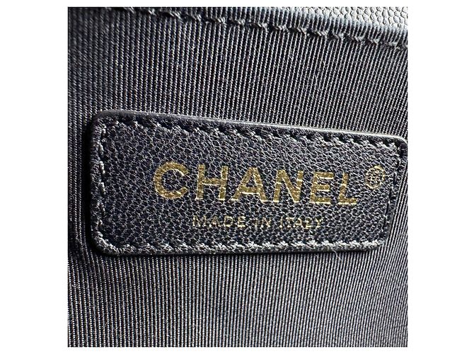 Bolso bandolera Boy de Chanel en piel de becerro granulado negro - vista 11