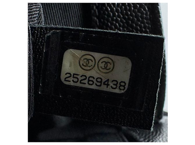 Bolso bandolera Boy de Chanel en piel de becerro granulado negro - vista 12