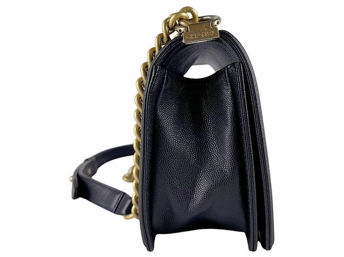 Bolso bandolera Boy de Chanel en piel de becerro granulado negro - vista 2