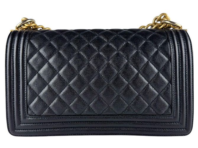 Bolso bandolera Boy de Chanel en piel de becerro granulado negro - vista 3