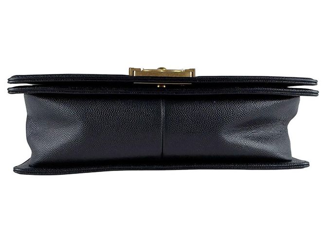 Bolso bandolera Boy de Chanel en piel de becerro granulado negro - vista 4