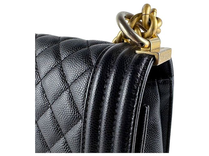 Bolso bandolera Boy de Chanel en piel de becerro granulado negro - vista 5