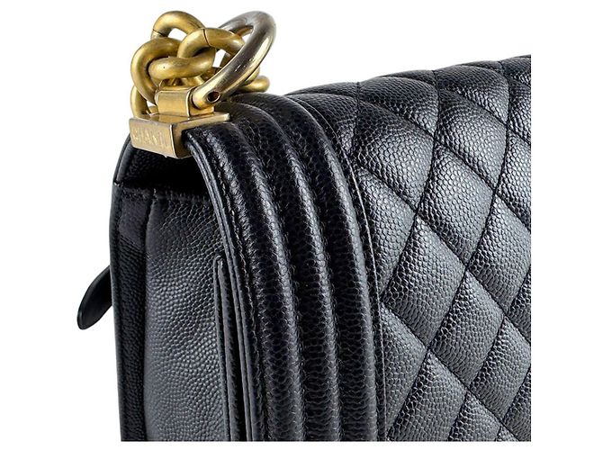 Bolso bandolera Boy de Chanel en piel de becerro granulado negro - vista 6