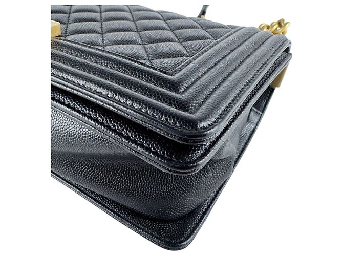 Bolso bandolera Boy de Chanel en piel de becerro granulado negro - vista 7