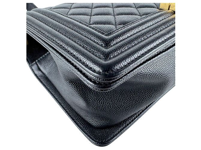 Bolso bandolera Boy de Chanel en piel de becerro granulado negro - vista 8