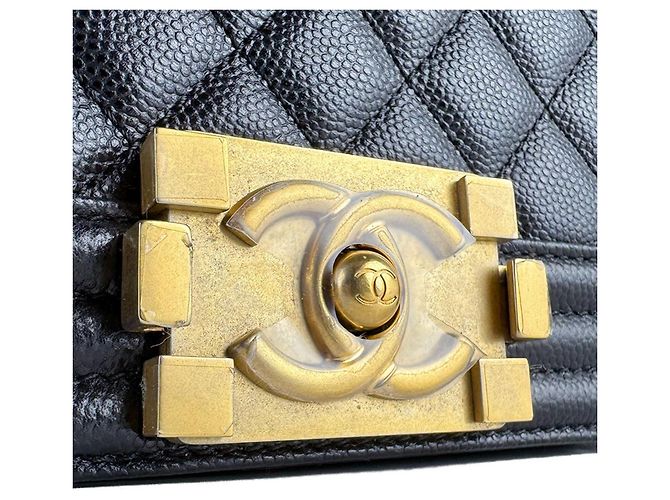Bolso bandolera Boy de Chanel en piel de becerro granulado negro - vista 9
