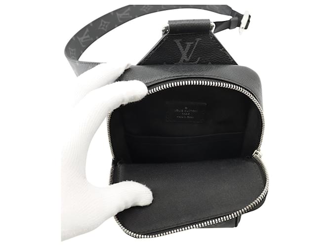 Borsa a tracolla Louis Vuitton Monogram Eclipse Taiga Outdoor Nero - vista 6