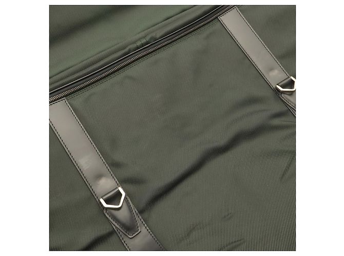 Gibeciere Borsa a tracolla porta abiti portatile Louis Vuitton Taiga Grigio - vista 10