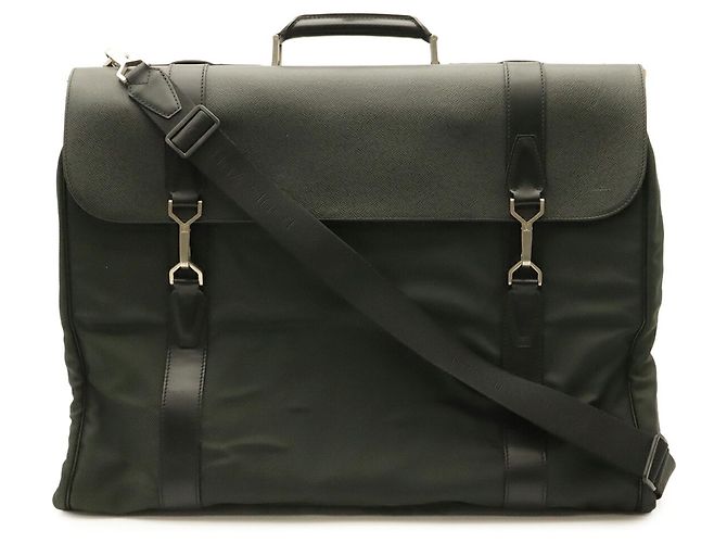Gibeciere Borsa a tracolla porta abiti portatile Louis Vuitton Taiga Grigio - vista 2