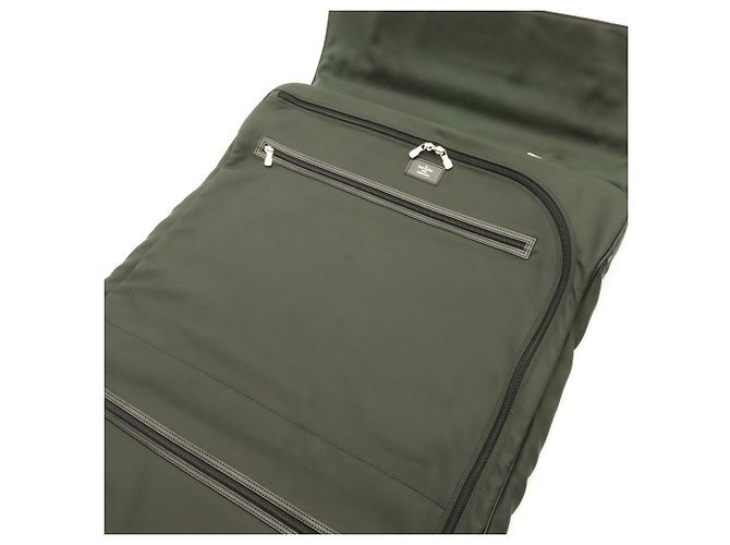 Gibeciere Borsa a tracolla porta abiti portatile Louis Vuitton Taiga Grigio - vista 6