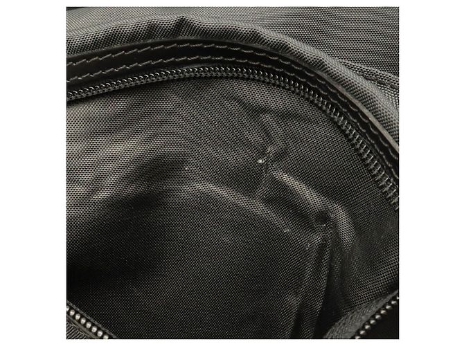 Gibeciere Borsa a tracolla porta abiti portatile Louis Vuitton Taiga Grigio - vista 8