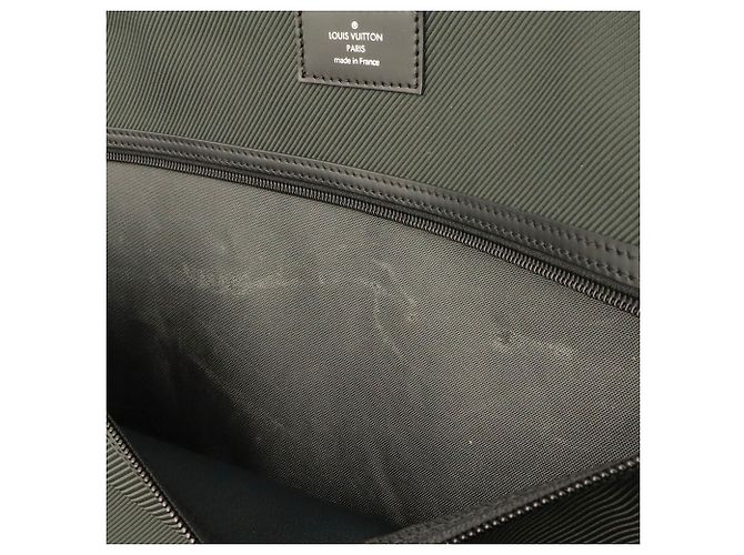 Gibeciere Borsa a tracolla porta abiti portatile Louis Vuitton Taiga Grigio - vista 9